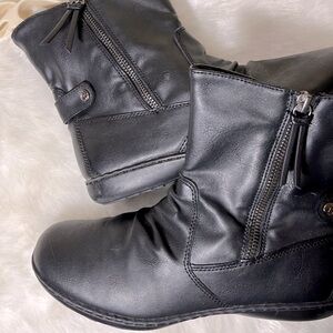 Women’s Weather Zippered Booties Size 7